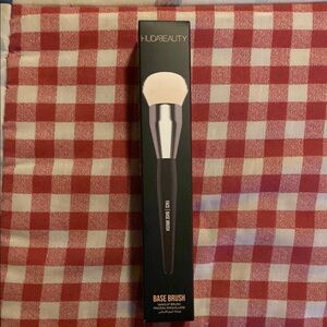 Huda Beauty Black and Silver Professional Makeup Base Brush